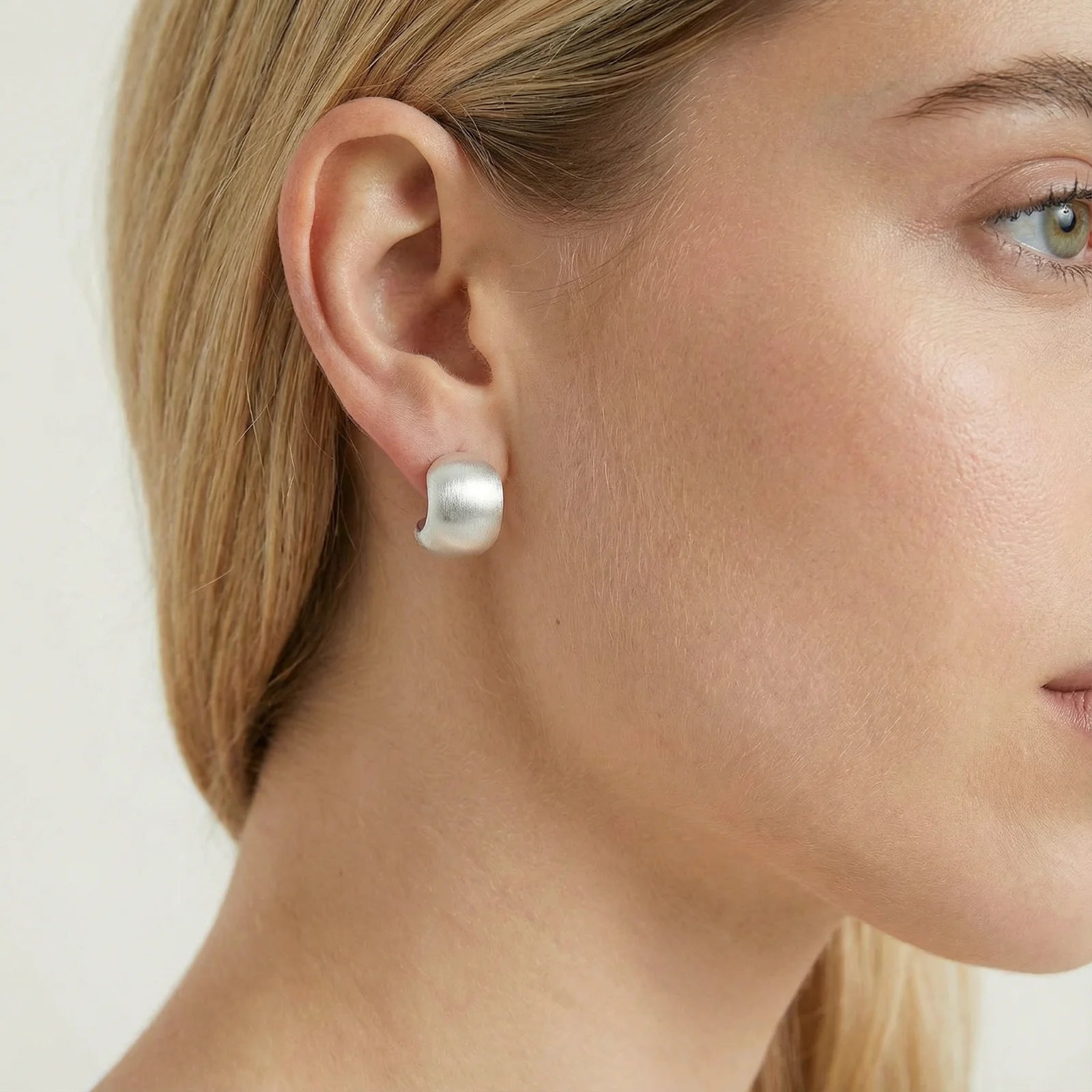 Ohrstecker aus gebürstetem Silber